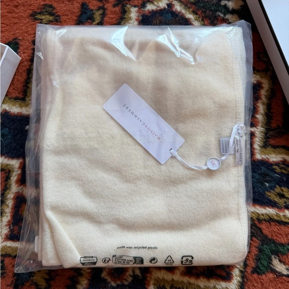 NWT Maison Cashmere Essential Maxi Scarf - Picture 4 of 7